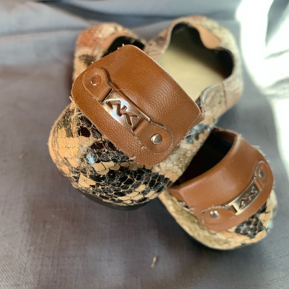 Anne Klein size 8.5 animal print flat - Picture 4 of 5